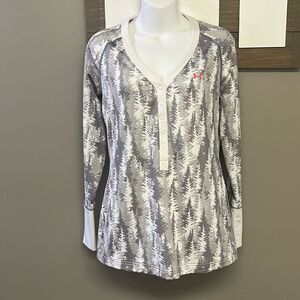 Under Armour Women’s Fitted Pullover W/ Long Sleeve Snap V-Neck & Sleeves- Med
